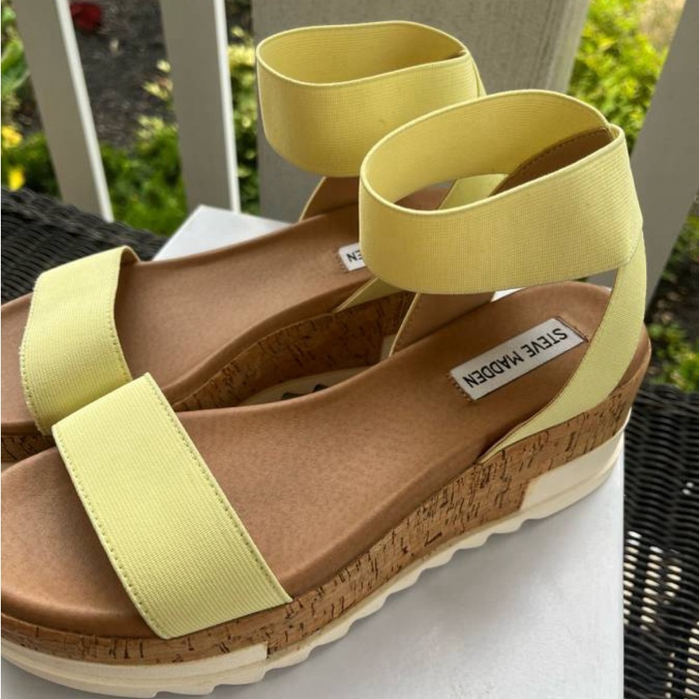 Brand new Steve Madden Women's Yellow Sandal size7.5 elastic anklestrap platform